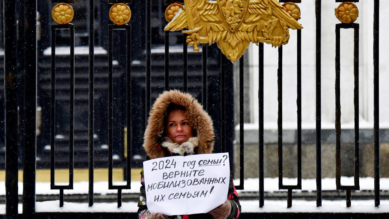 "Russian Police Detain Journalists at Moscow Protest by Soldiers' Wives"