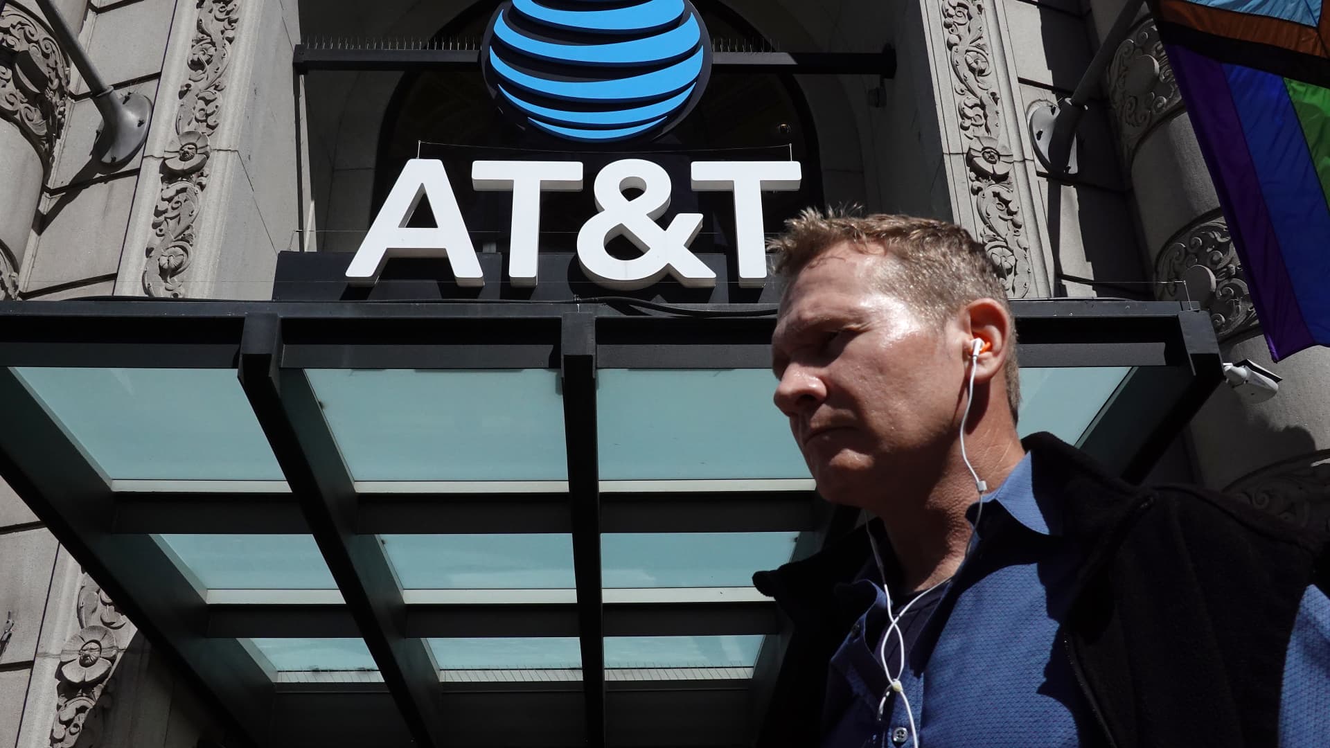 Featured image for AT&T Projects Strong Growth with $20B Buyback and 5G Expansion by 2027