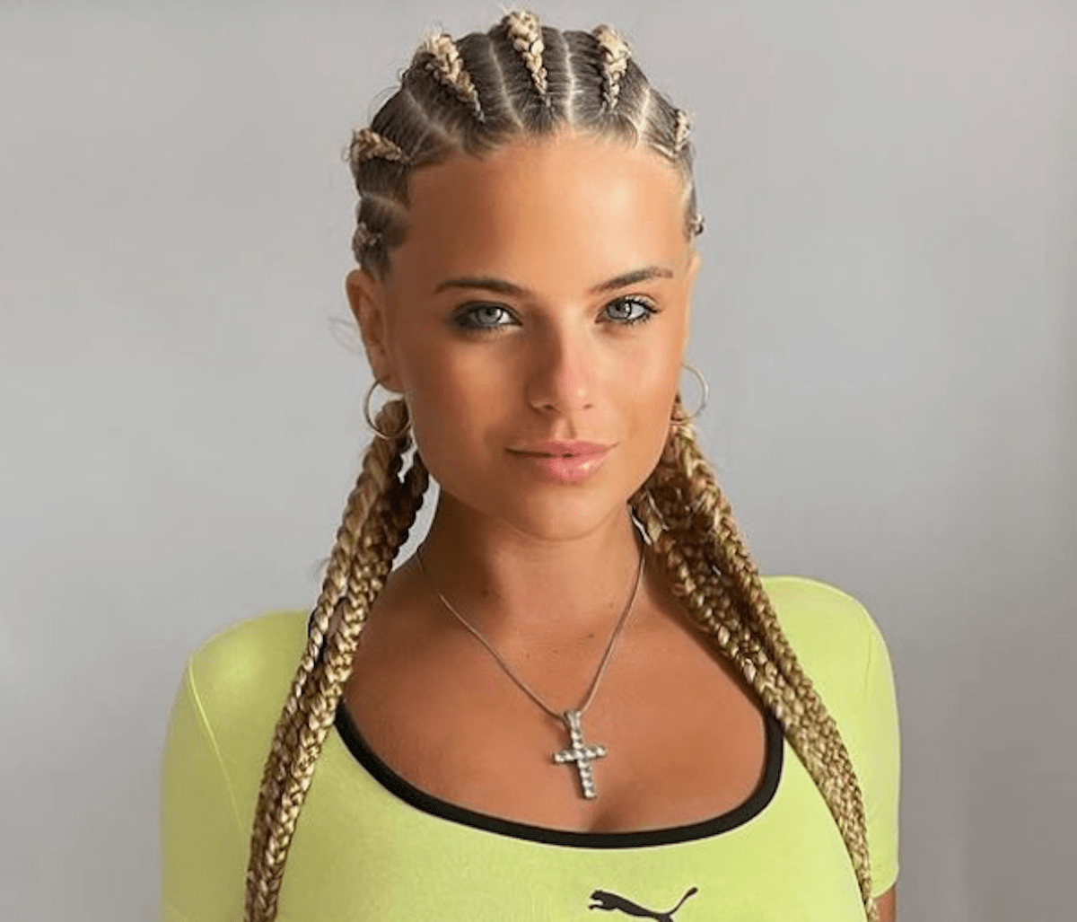 Featured image for "Ring Girl Apollonia Llewellyn Flaunts Wealth in Stunning Swimsuit Snap"