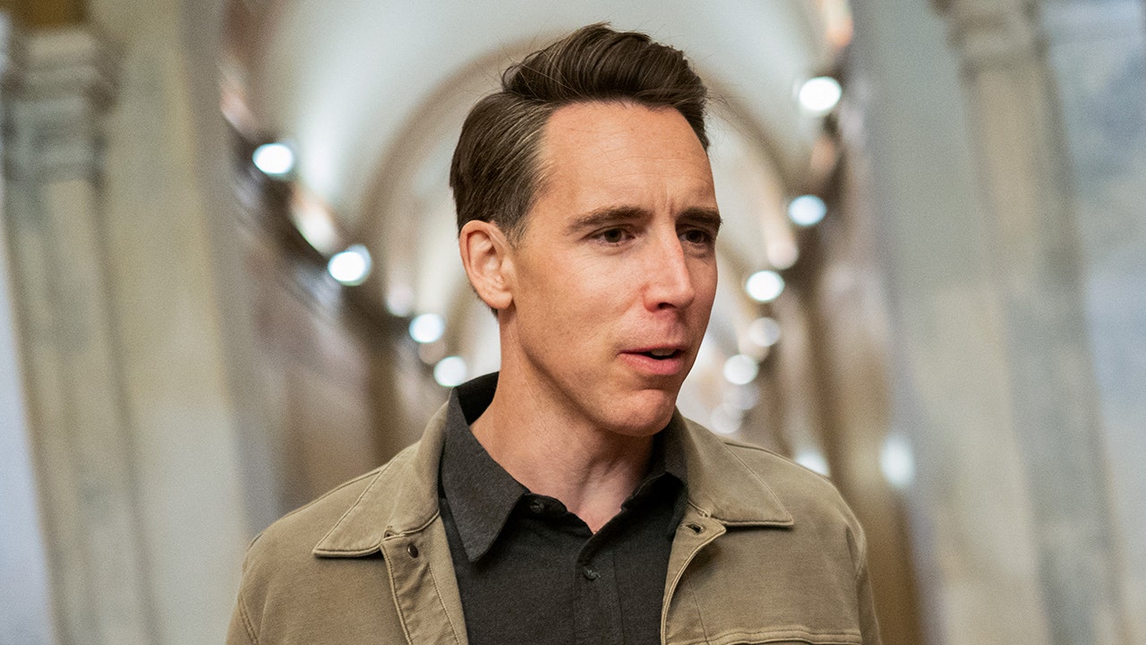 Featured image for "Senate Bill Proposes Tariff Hike on Chinese Vehicle Imports, Threatening US EV Manufacturing"