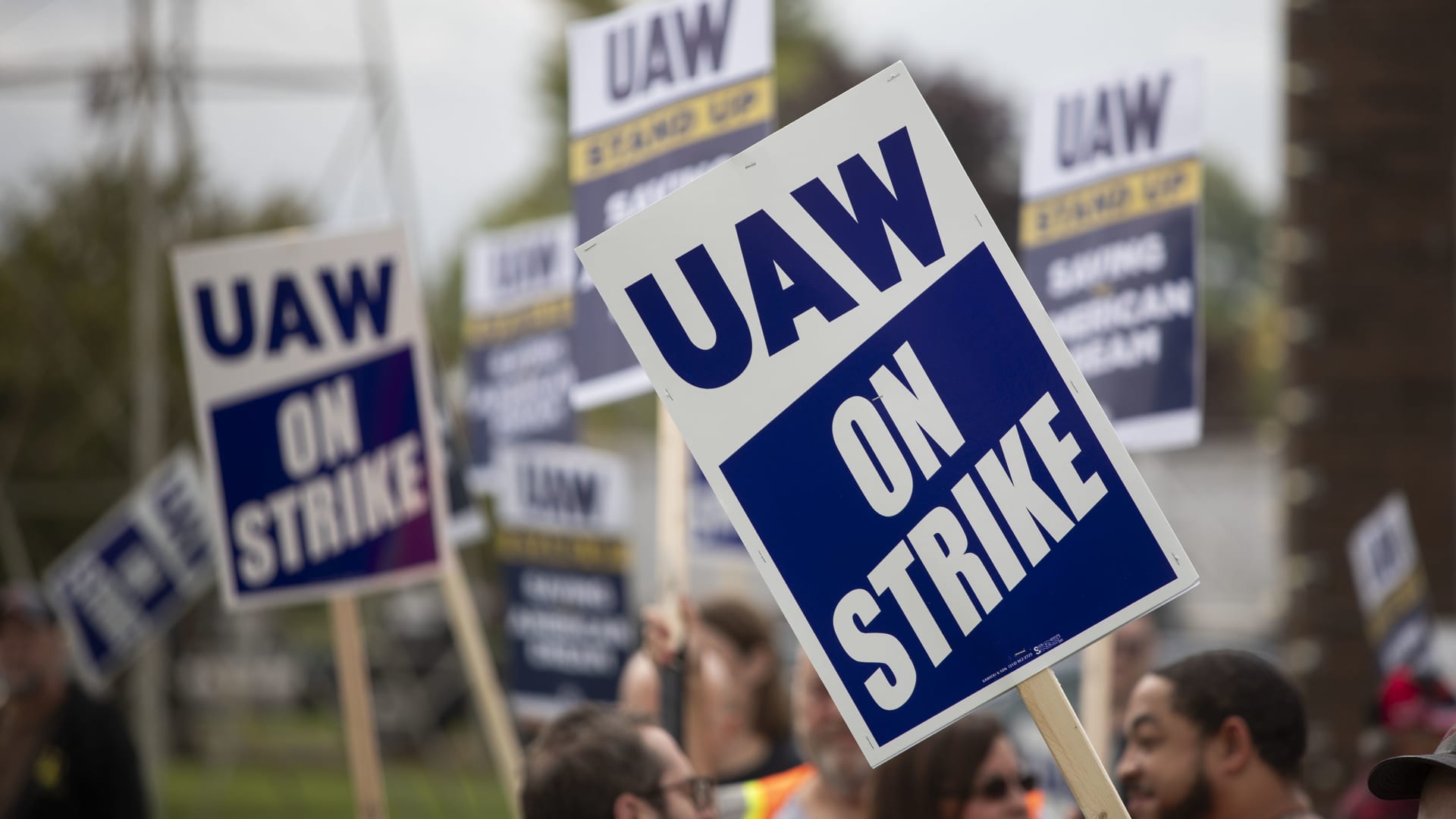 Featured image for "GM's Stock Plummets as UAW Strike and Air Bag Recall Woes Intensify"
