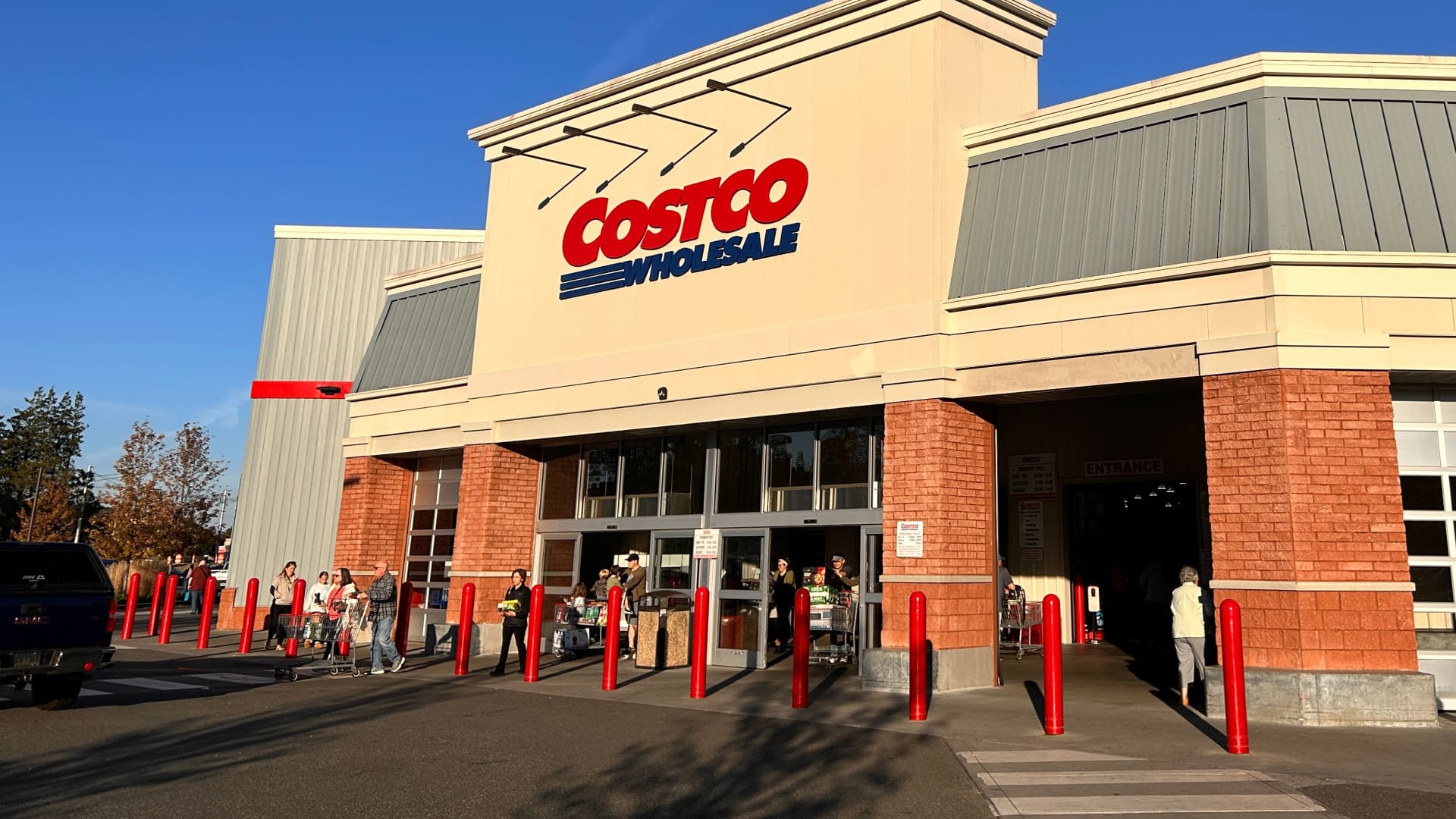 Costco's Earnings Surpass Expectations Amid E-commerce Surge and Discount Demand