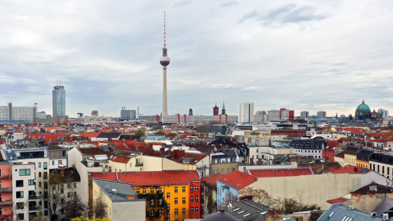 German police investigate suspected poisoning of Russian exiles