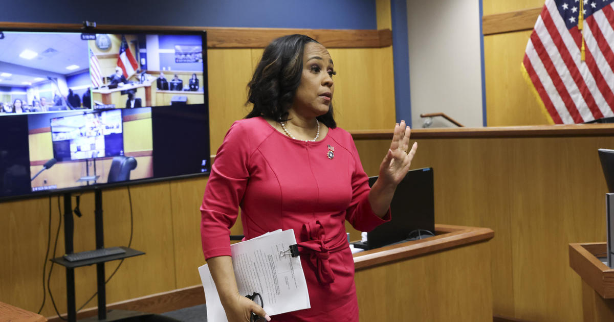 "Fulton County DA Fani Willis Defiantly Stays on Trump Case Despite Legal Challenges"