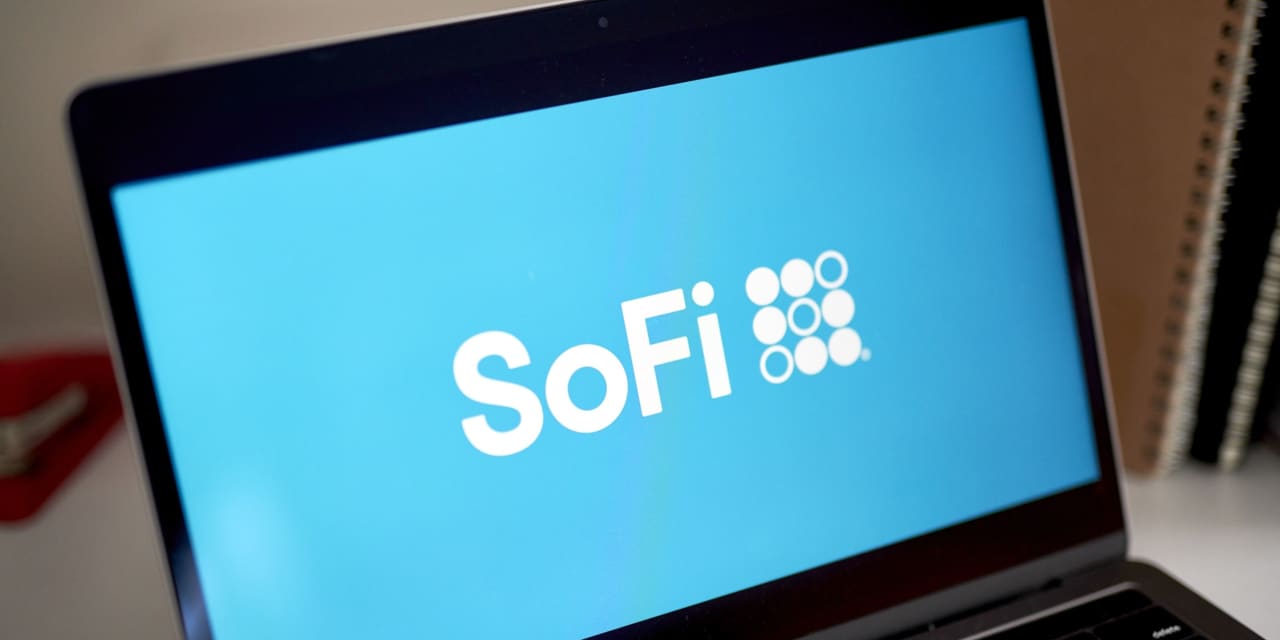 SoFi Stock: Analysts Suggest Waiting for a Better Entry Point After Recent Rally and Downgrades.