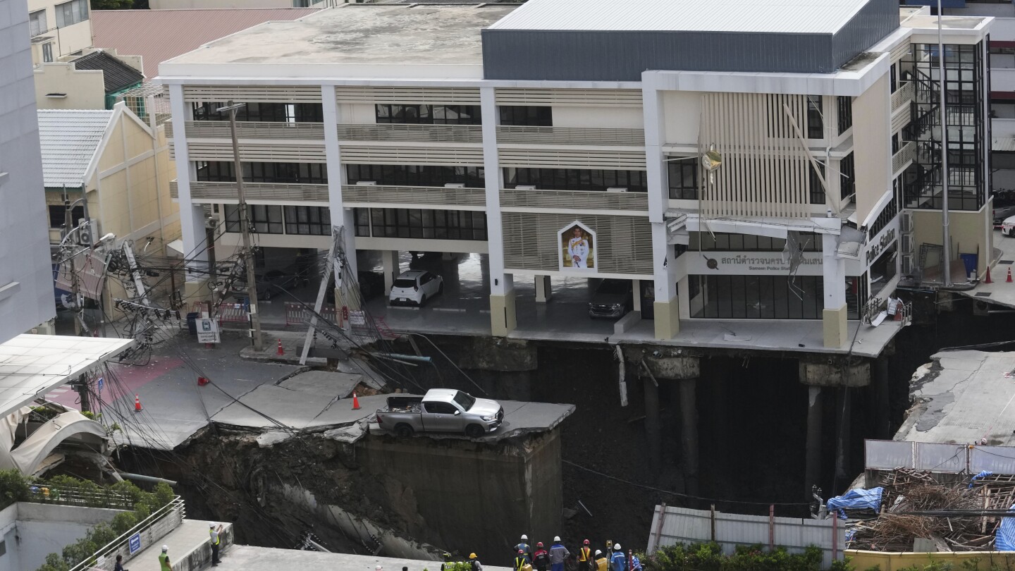 Featured image for Massive Sinkhole Swallows Bangkok Road, Disrupts Traffic and Evacuations