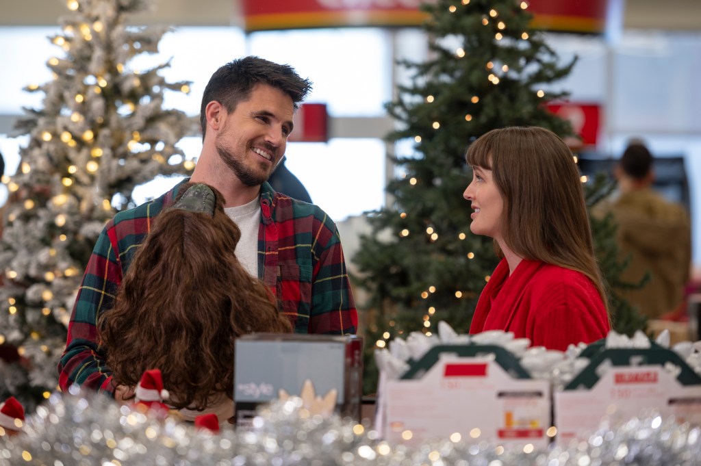 Featured image for "Leighton Meester and Robbie Amell's Rom-Com 'EXmas' Premieres with Festive Sparks"