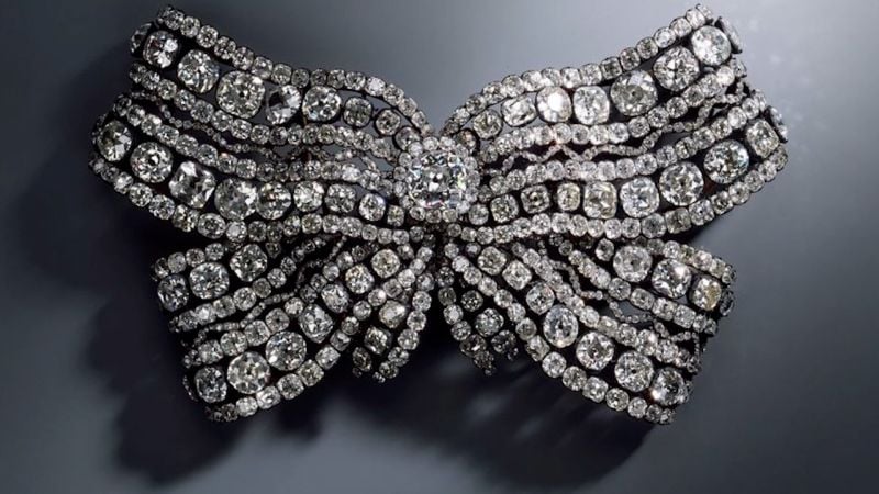 Featured image for Million-dollar jewel heist caught on camera.