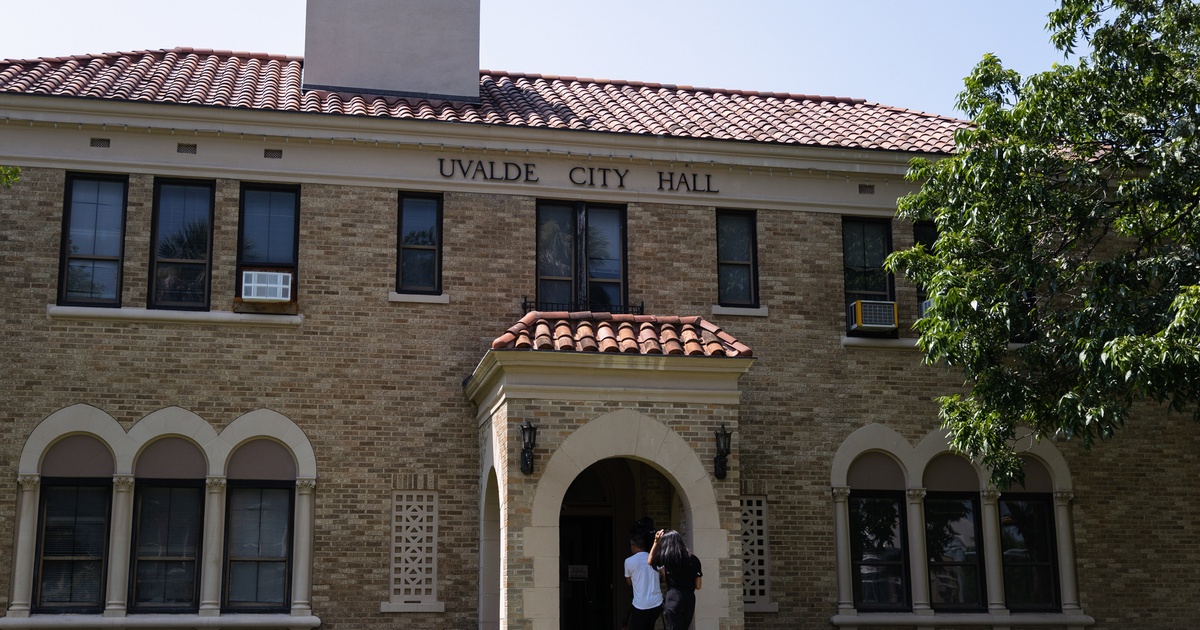 "Uvalde Police Chief Resigns Amid Controversy Over Shooting Response"