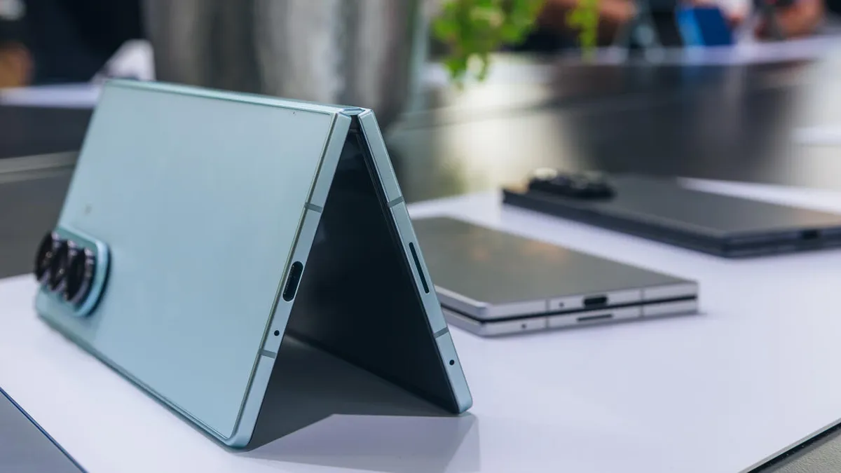 Featured image for Samsung Galaxy Z Fold 7 Endures 200,000 Folds in Extreme Durability Test