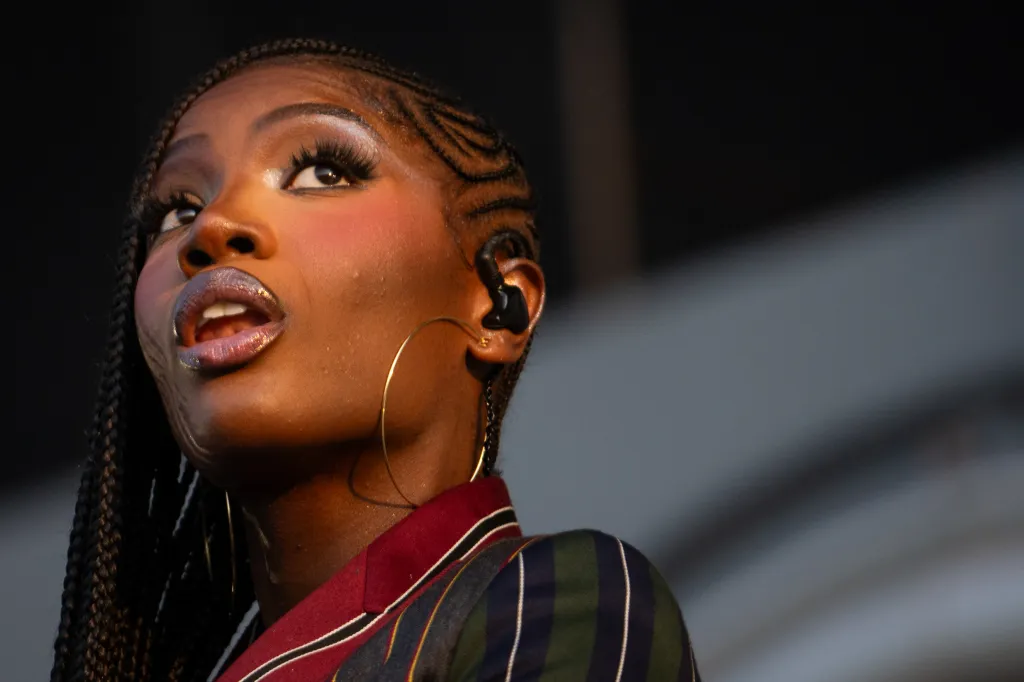 Featured image for Doechii Reveals 'Live from the Swamp' Fall Tour and Lollapalooza 2025 Headlining Debut