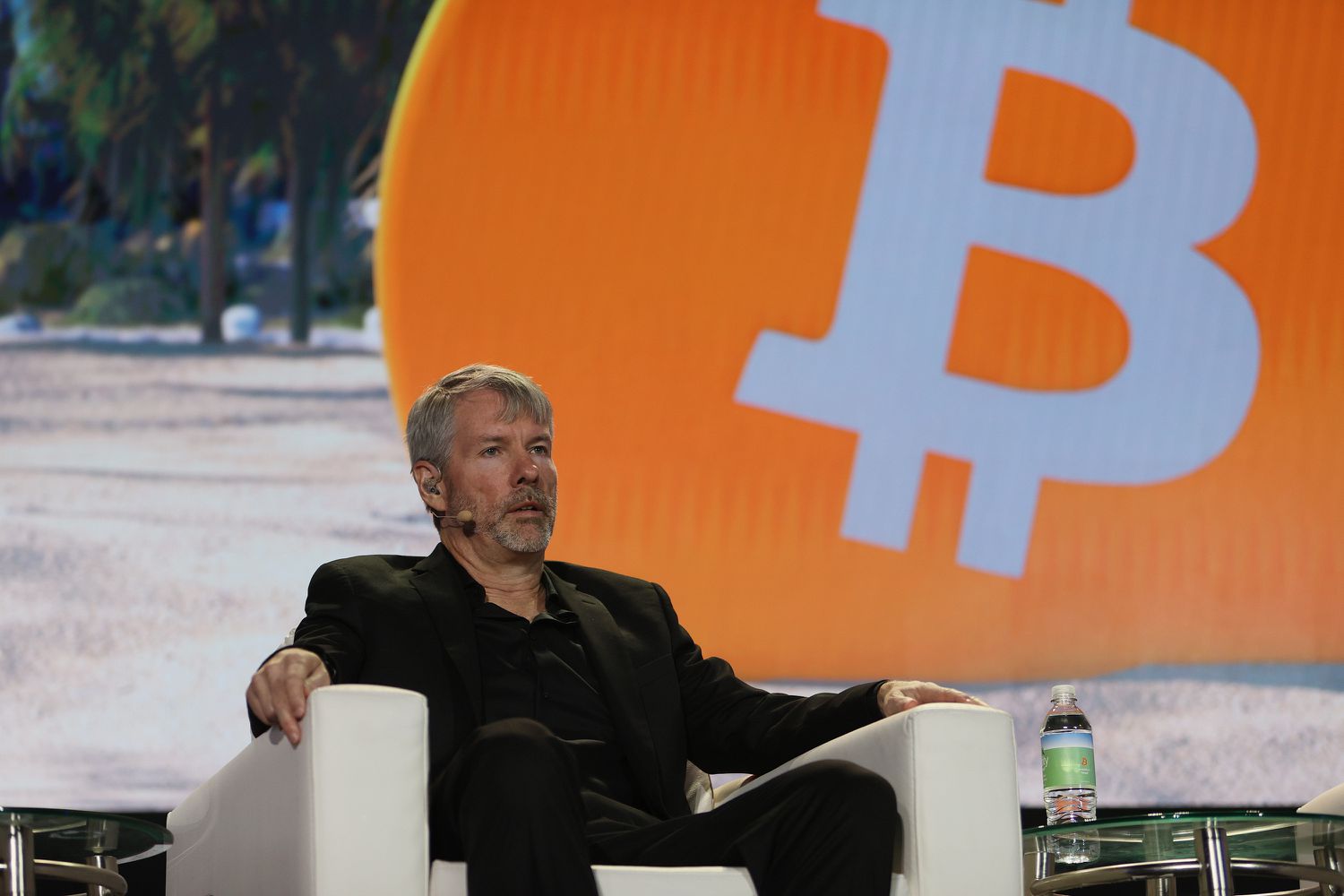 MicroStrategy's $4.6B Bitcoin Bet Fuels Stock Surge Amidst Market Risks