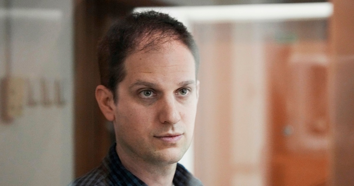 "Russia Extends Detention of U.S. Reporter Evan Gershkovich for Over a Year"