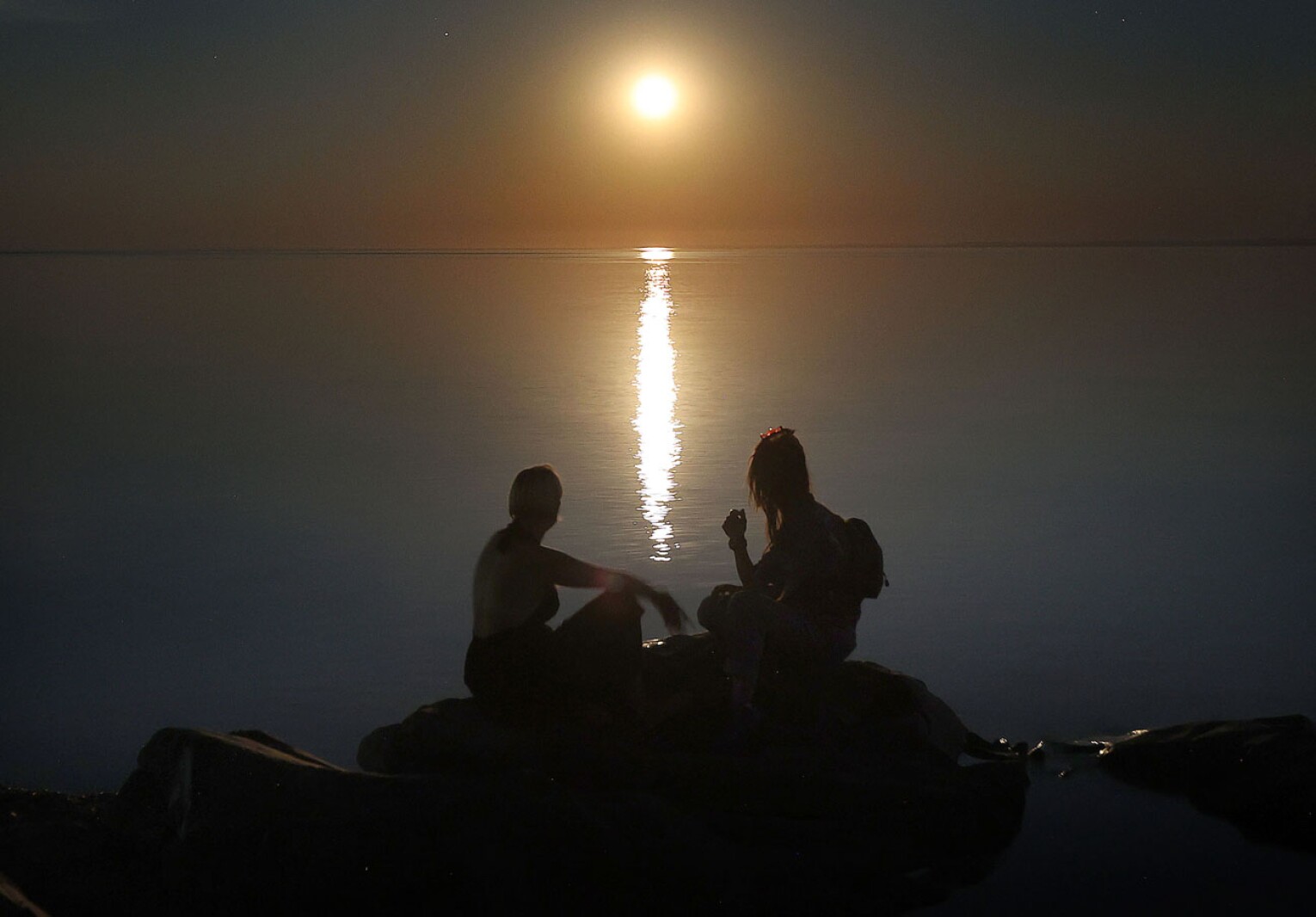 Celestial Celebration: Moon Party, Aurora Chances, and Midnight Conjunction