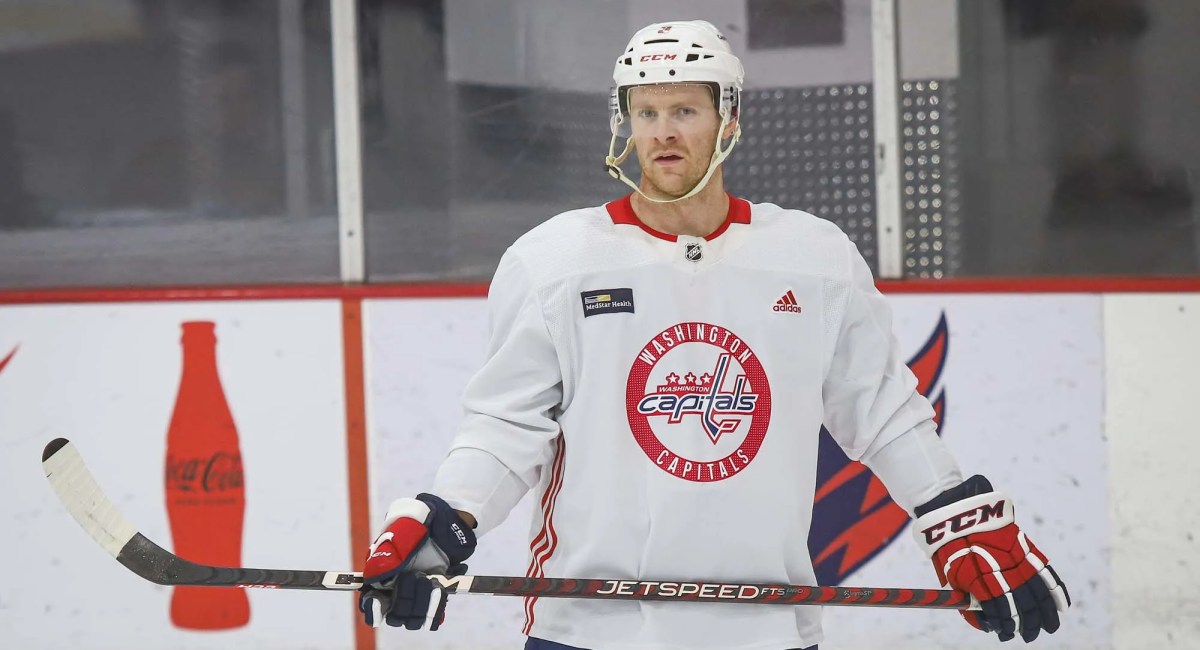 Capitals' lackluster effort leads to blowout loss against Lightning.