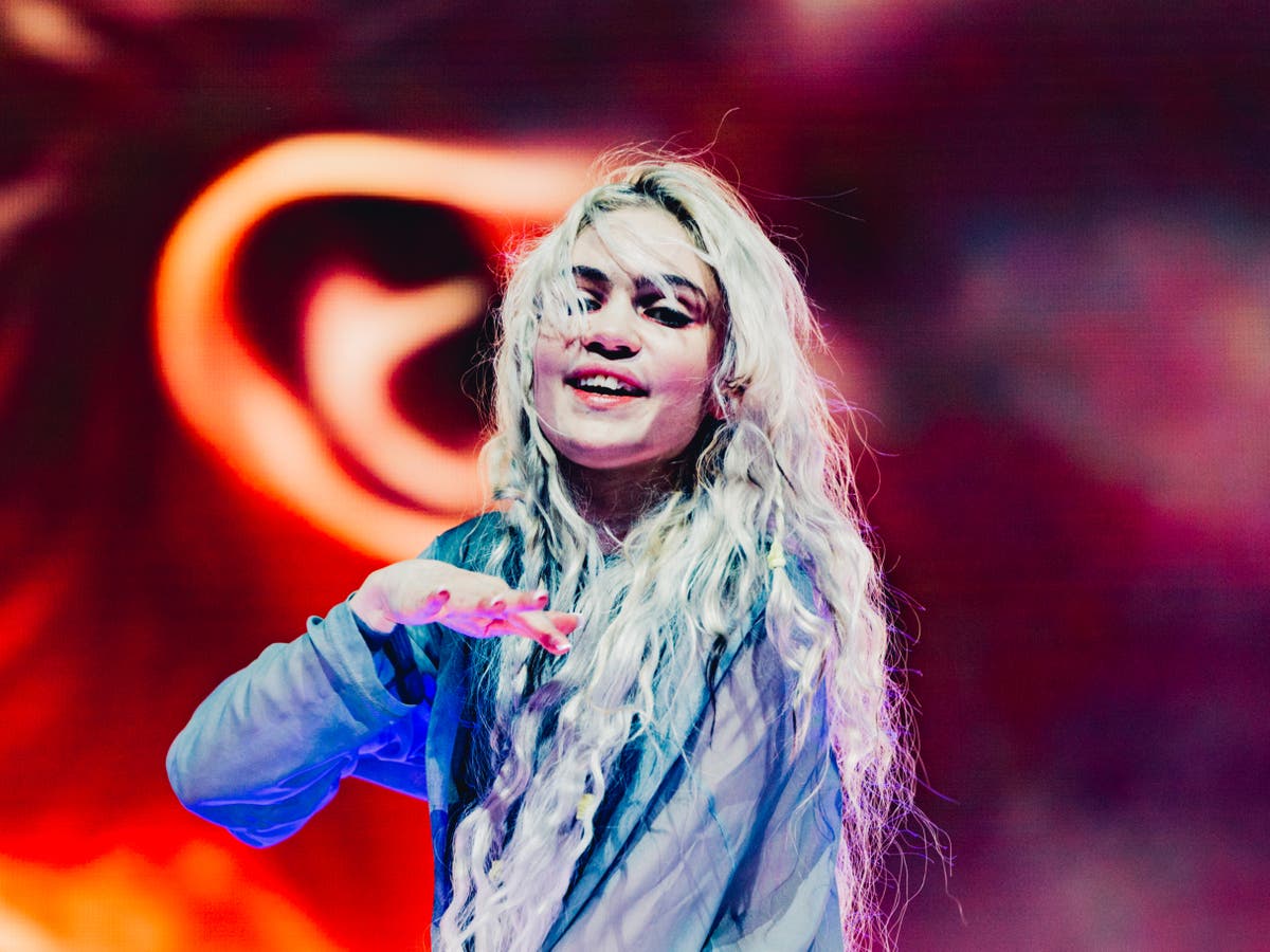 "Grimes' Apology for Coachella Tech Issues: A History-Making Performance"