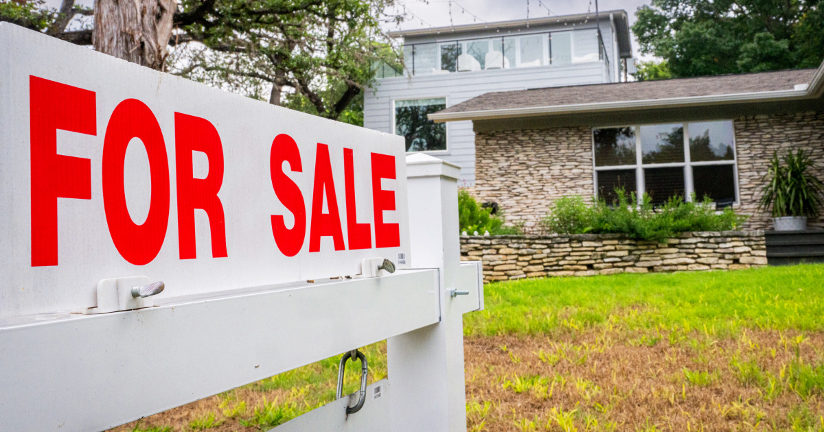 Featured image for "Mortgage Demand Falls as Rates Climb, Defying Market Trends"