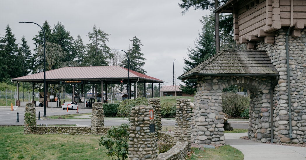 Featured image for Black Hawk Helicopter Crashes Near Joint Base Lewis-McChord, Four Soldiers Aboard