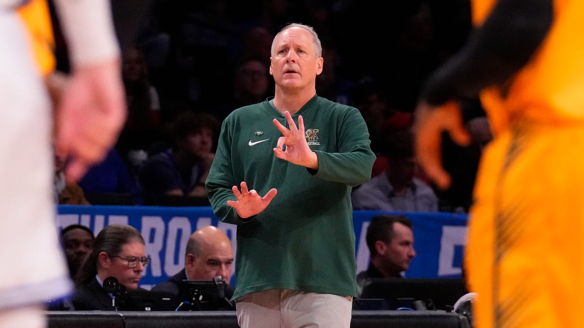"Vermont's John Becker Receives Technical Foul in March Madness Matchup Against Duke"