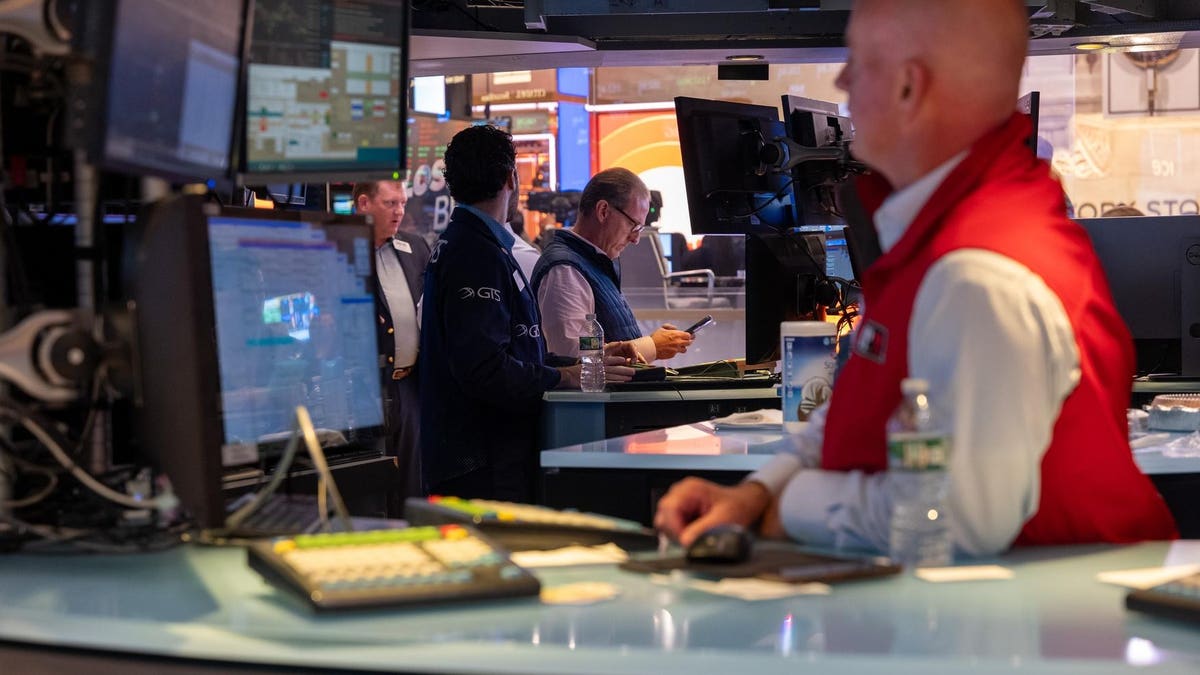 Market Turmoil: Dow Plunges 400 Points in Worst Day Since March Amid Interest Rate Concerns