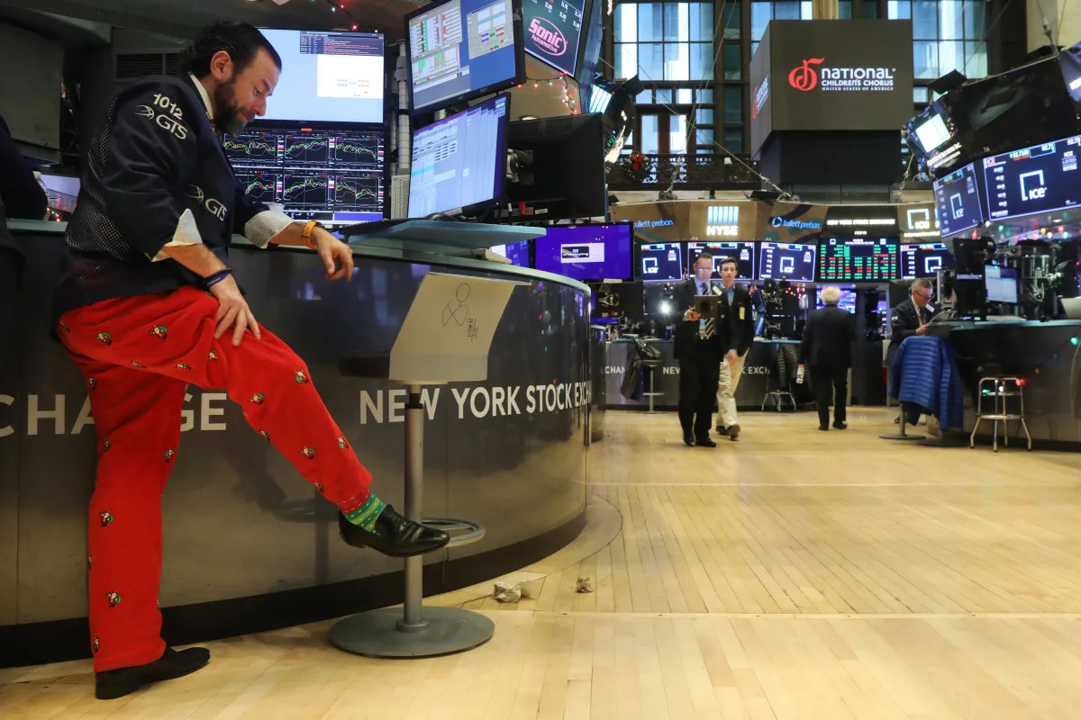 US Stocks Tread Water on Shortened Trading Day as Bitcoin Soars
