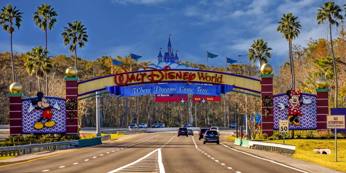 Featured image for Dedicated Dad Drives 17 Hours to Disney World After Flight Cancellation