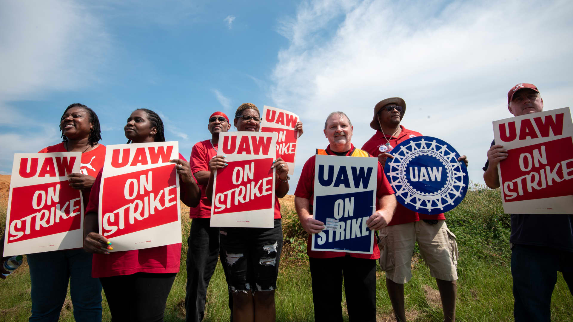 UAW Seeks New Election After Mercedes-Benz Union Vote Defeat in Alabama