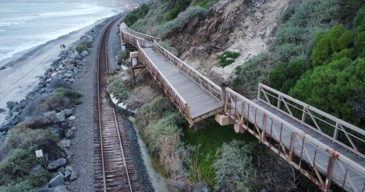 Featured image for "San Clemente Landslide Halts $53.9 Million Railroad Projects and Service"