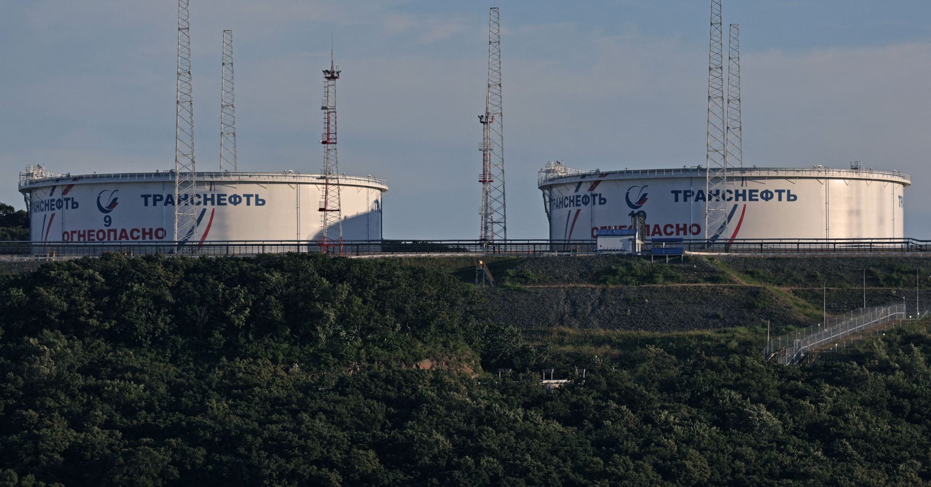 Featured image for "US Fed Governor Signals Caution on Interest Rate Cuts Amid Inflation Concerns"