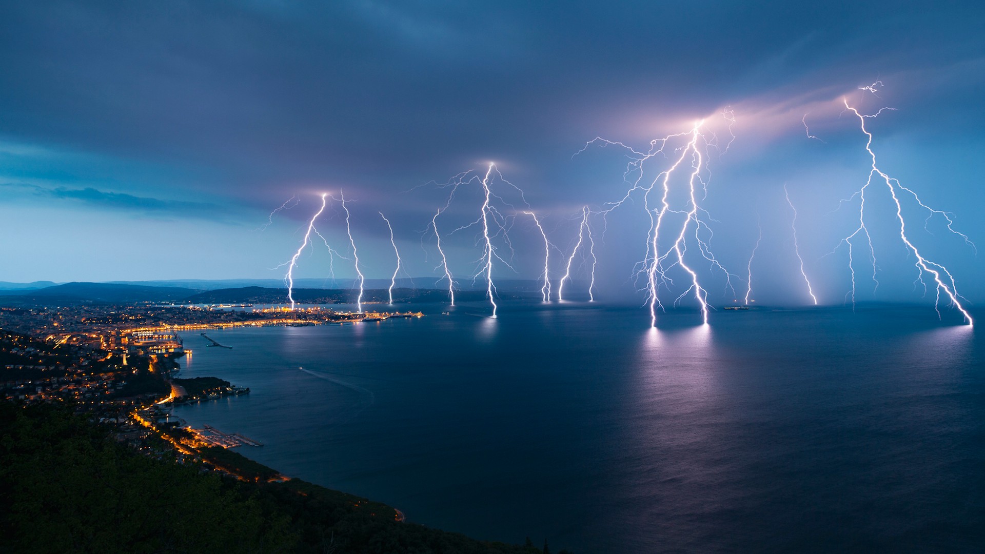 Featured image for Cosmic Rays Trigger Lightning: New Research Unveils the Connection