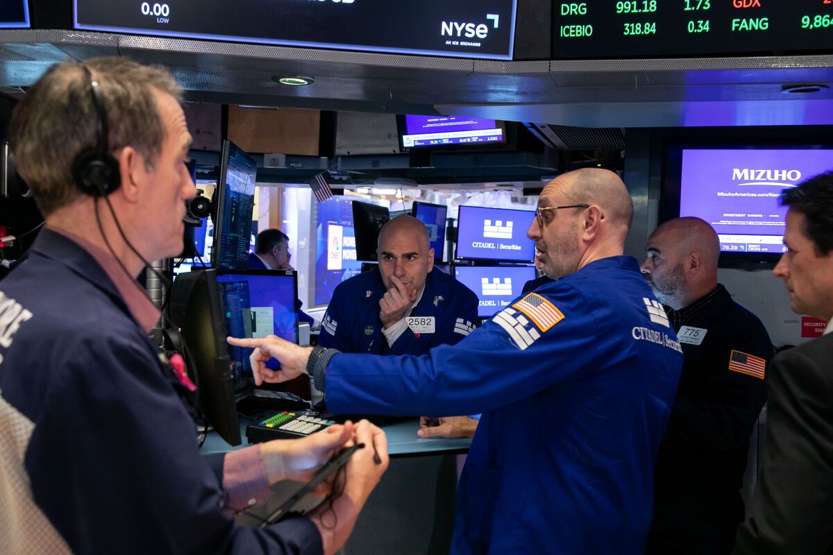 Fed's Steady Outlook Boosts Stock Market Amid S&P 500 Momentum Loss