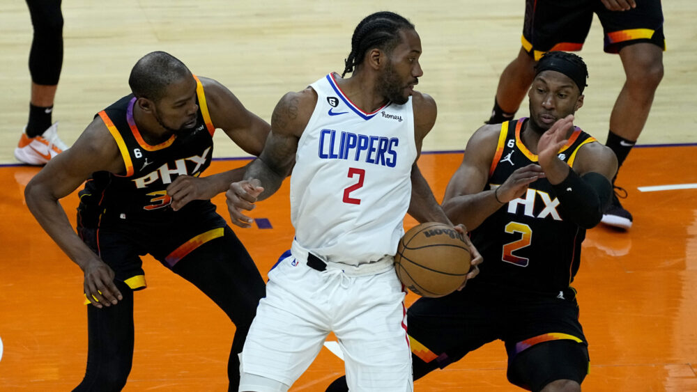 Kawhi Leonard suffers torn meniscus in Clippers vs. Suns game.