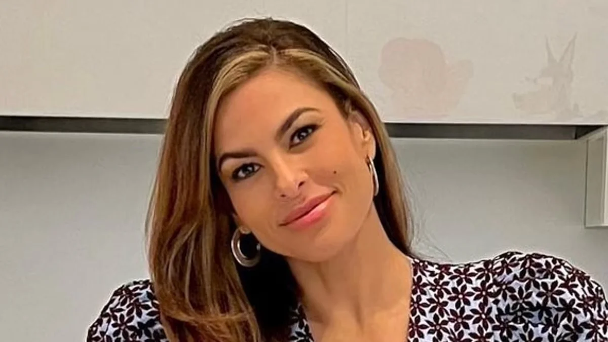 "Eva Mendes' Reaction to Ryan Gosling's Viral Critics Choice Awards Meme"