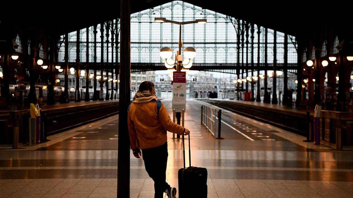 Featured image for France Takes Bold Step to Reduce Carbon Emissions by Banning Short Domestic Flights