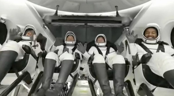 SpaceX Capsule's Reentry Sonic Boom Startles Residents Across Multiple States