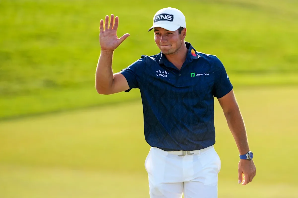 Viktor Hovland caddies for former teammate at U.S. Open qualifier after Memorial win.