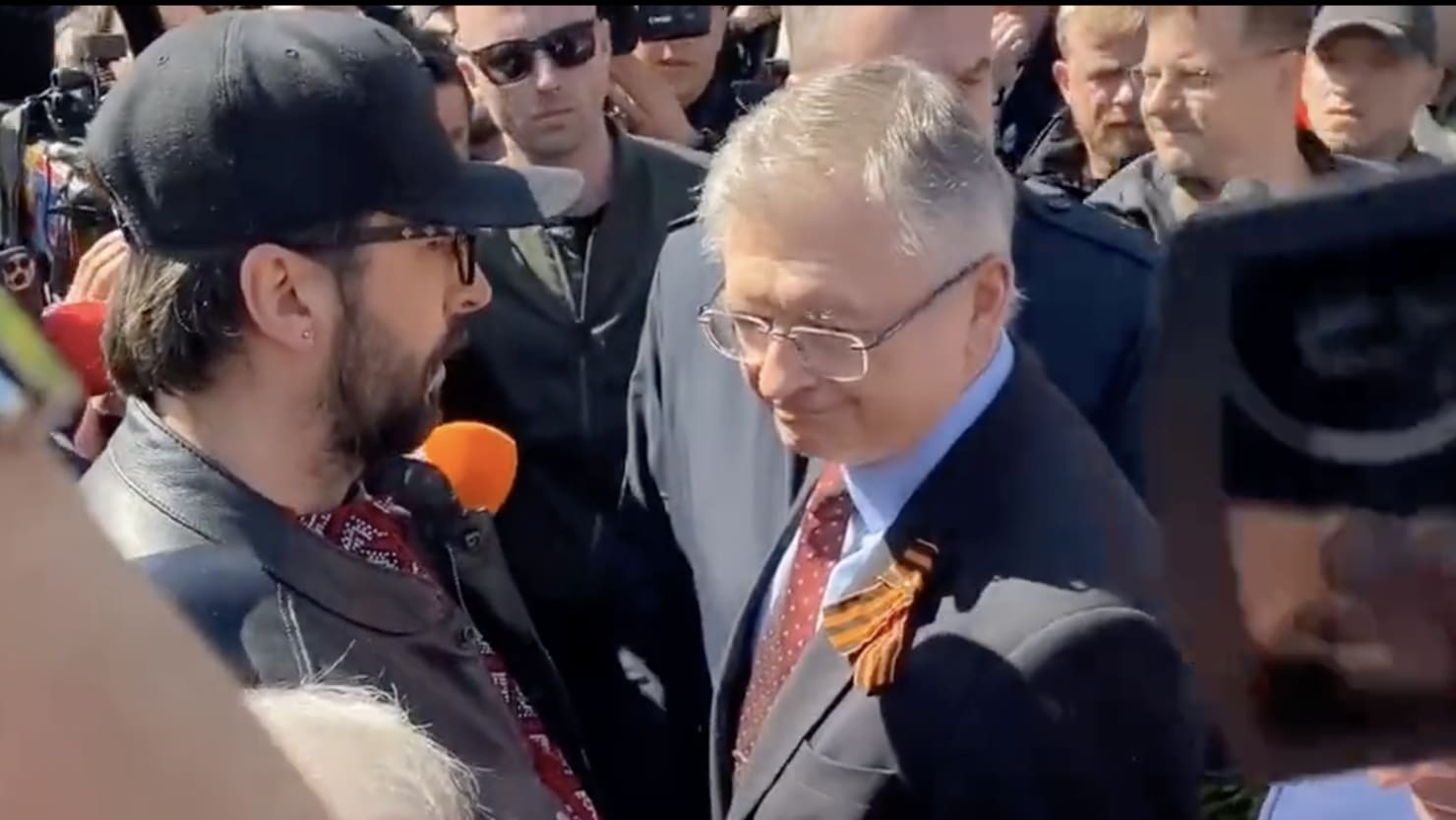 Protesters Halt Kremlin Diplomat at Poland Memorial on Russian Victory Day