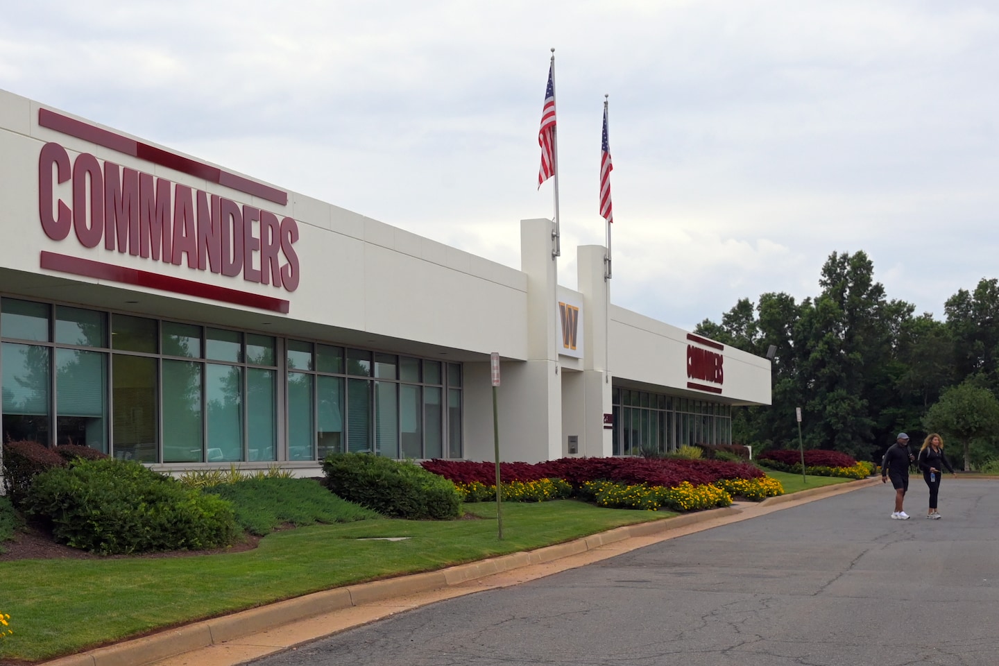 Canadian billionaire Steve Apostolopoulos tours Commanders facilities, expresses interest in bidding.