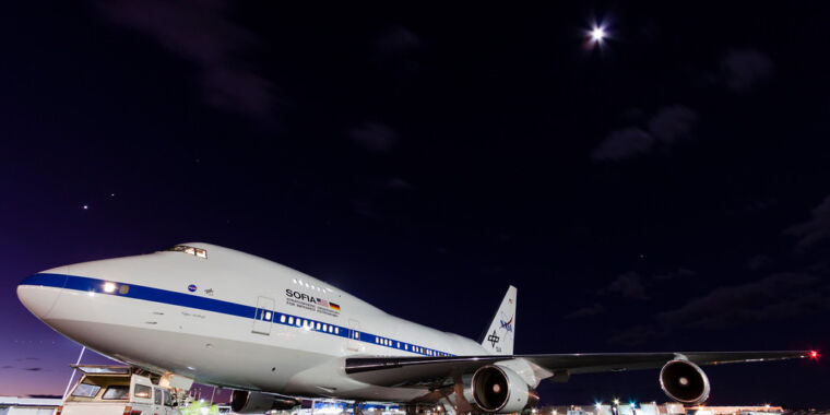 Featured image for "Planetary Photobomb: Flying Telescope Captures Unexpected Celestial Guests"