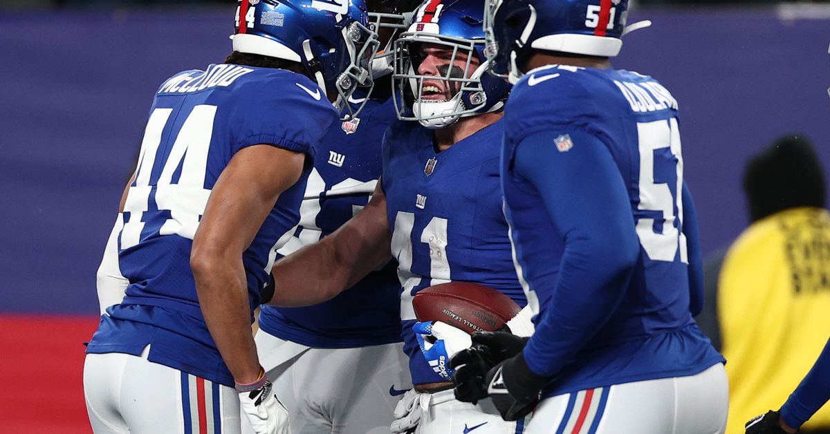 "Giants Dominate Eagles 27-10 in Regular Season Finale"