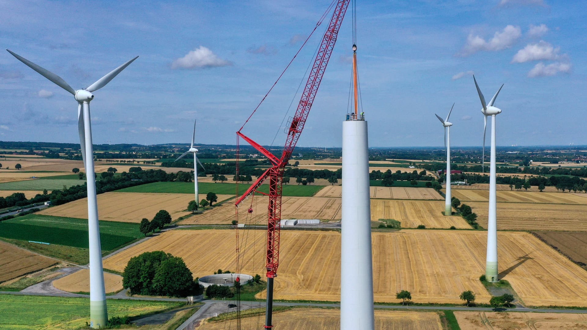 "Wind Power Industry Faces Stock Decline and Earnings Crisis, but Remains Viable, Says Macquarie CEO"