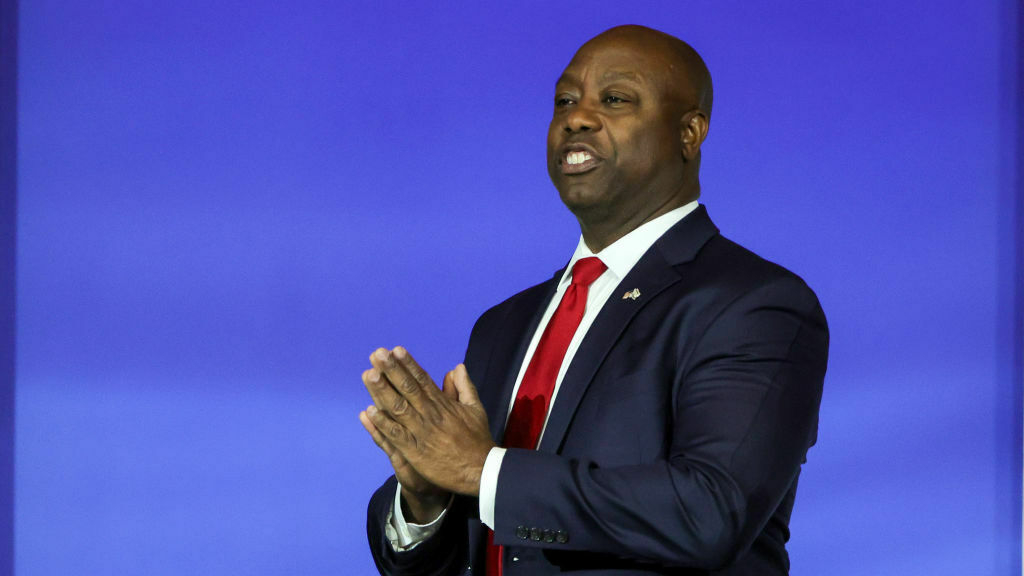 "Sen. Tim Scott Endorses Trump for 2024 Presidential Run, Shakes Up GOP Dynamics"