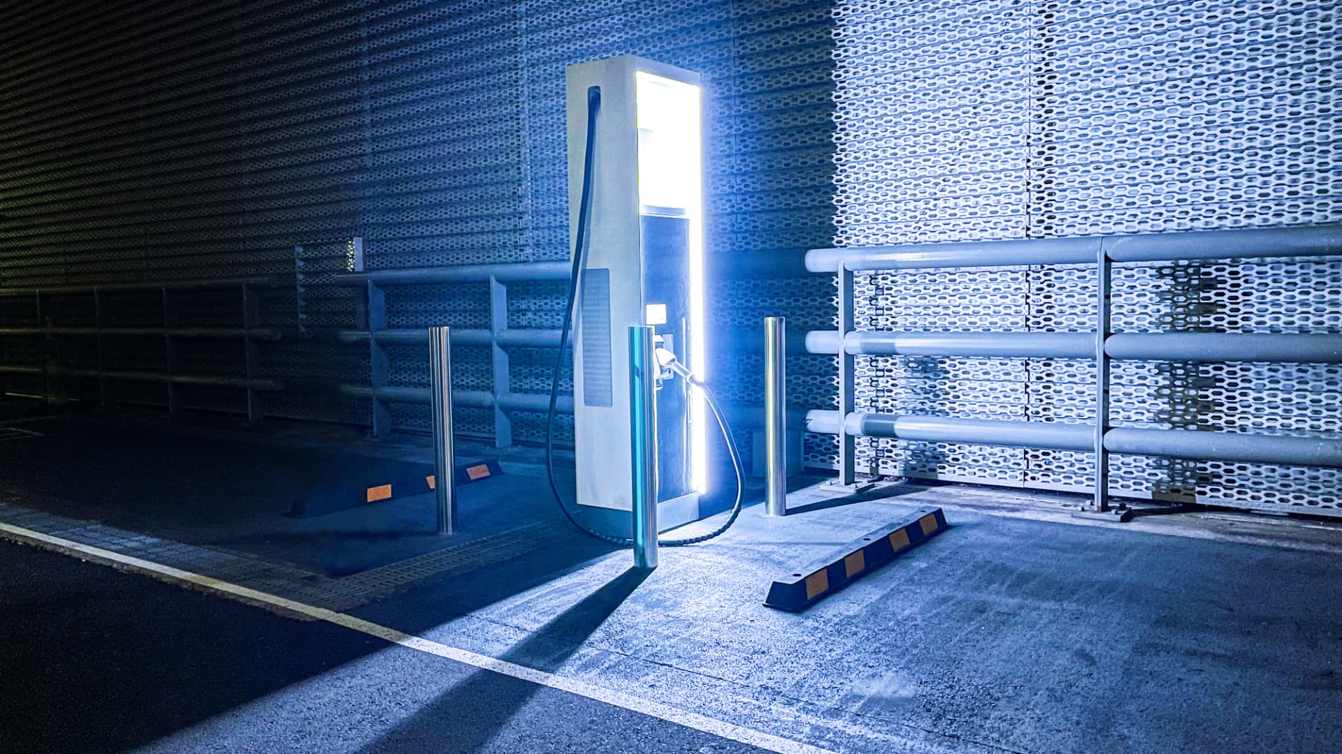 Featured image for "Reviving EV Momentum: Navigating the Road Ahead for Electric Vehicle Sales in the US"