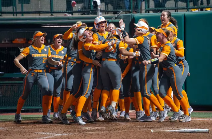 "Tennessee Softball Dominates Baylor in Series Sweep"