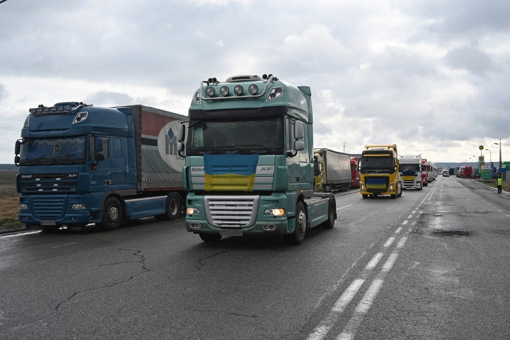 Featured image for "Polish Farmers' Border Blockade Temporarily Halted on Ukraine War Anniversary"
