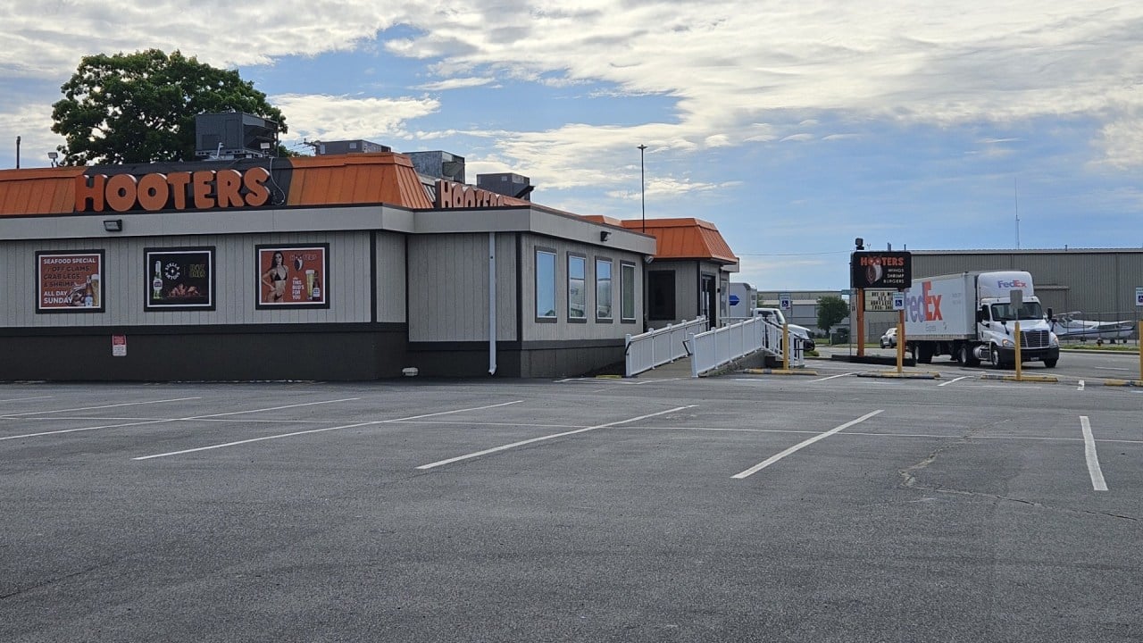 Featured image for Warwick Hooters Closes Citing Washington Bridge Impact
