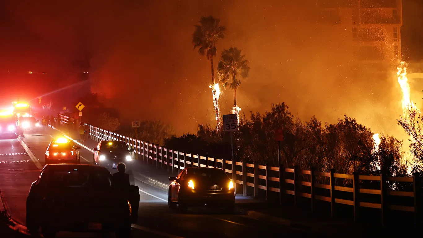 Featured image for Malibu Wildfire Forces Mass Evacuations as Franklin Fire Rages