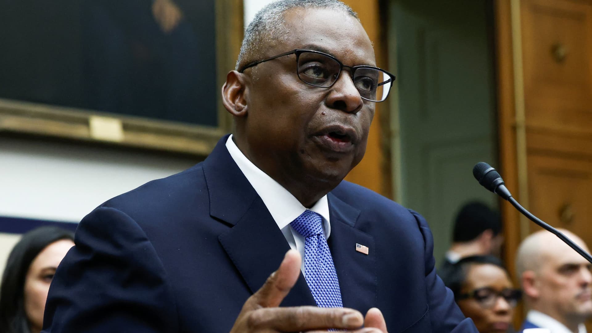 "Partisan Criticism: Defense Secretary Austin's Secret Hospitalization Sparks Political Backlash"