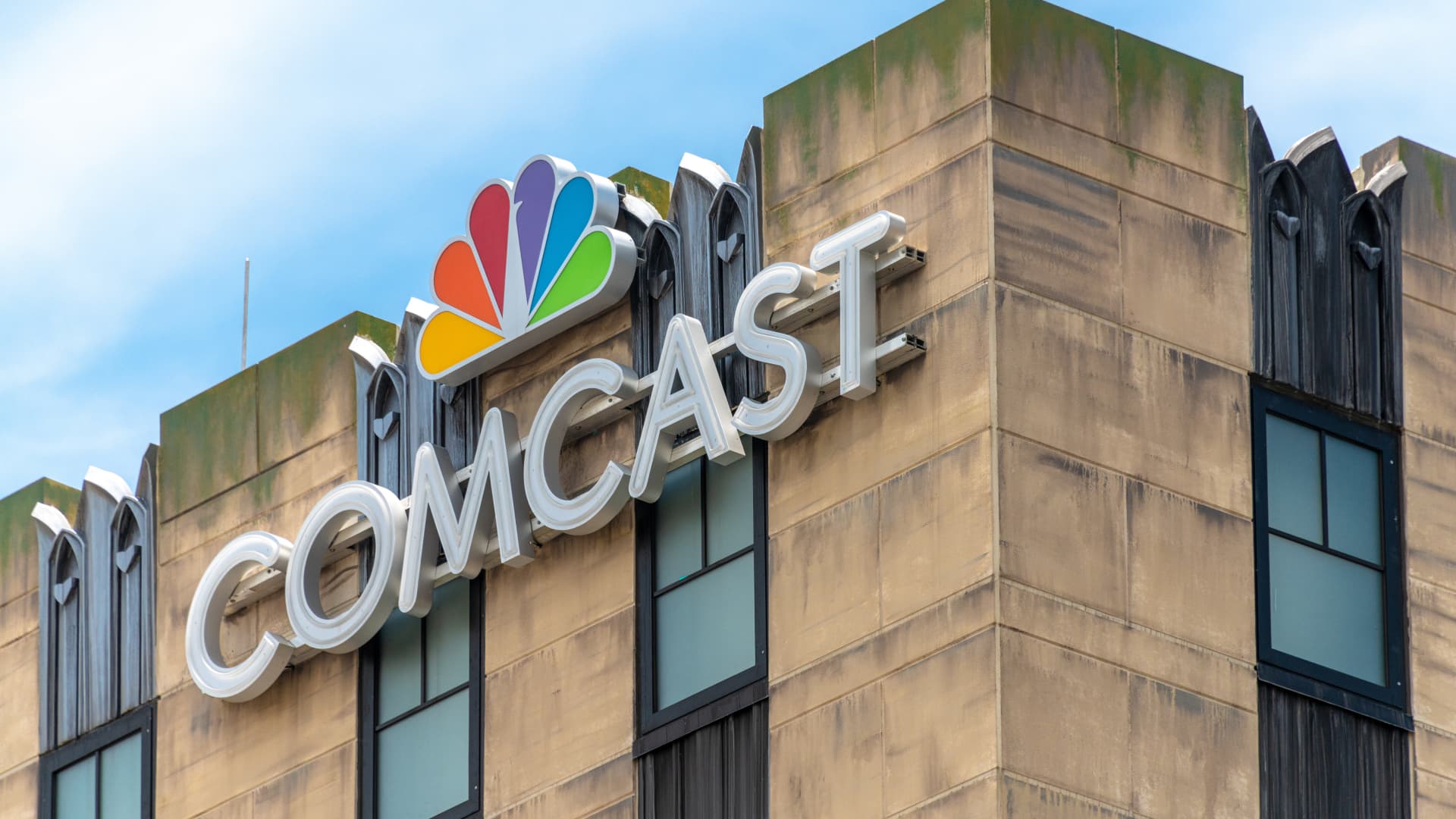 Featured image for Comcast Surpasses Earnings Expectations Despite Subscriber Challenges