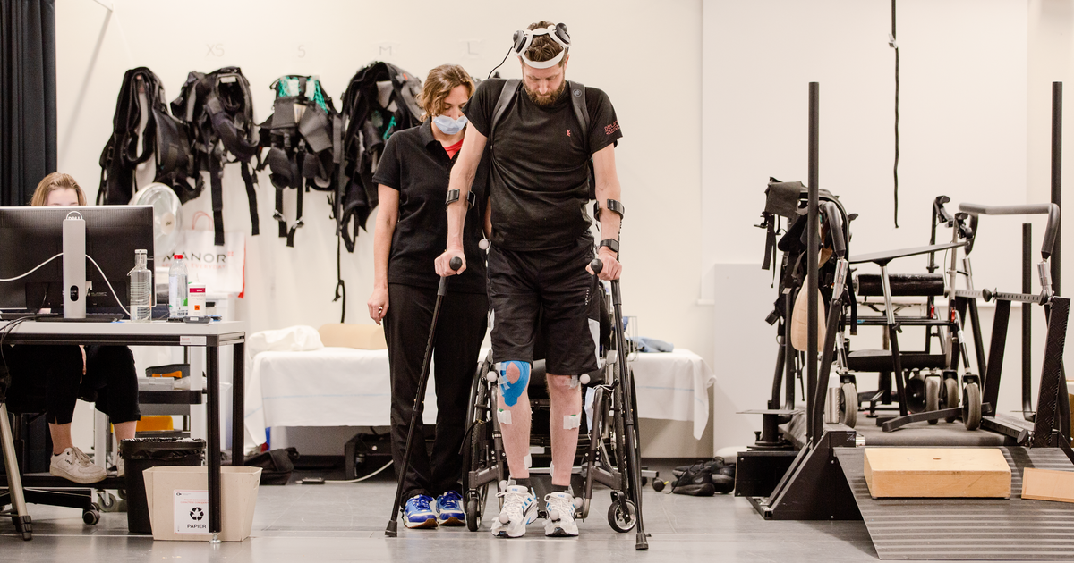 Featured image for Implants enable paralyzed man to walk again via brain-spine connection.
